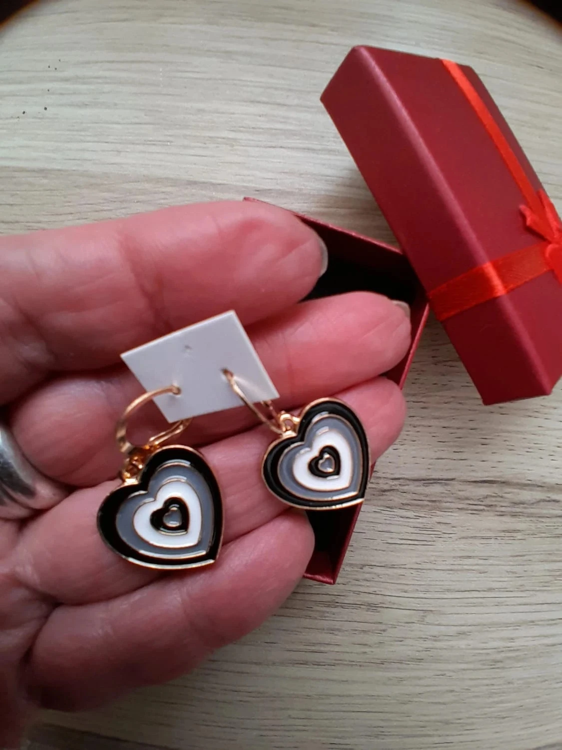 Boucles d'oreilles, coeurs émaillées, couleurs noir, gris et blanc, dorées – photo 4